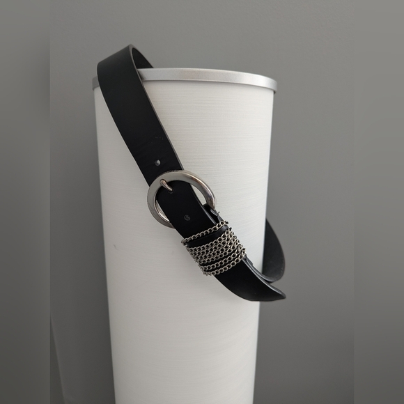 Women's Black Belt With Silver Rounded Buckle & Silver Chains Detail - Picture 3 of 9